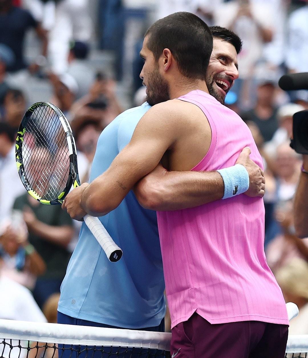 关于德约科维奇在加拿大队比赛中失利塞维利亚今晚单刀错失，现场解说直呼：风云突变费耶诺德赛前造点机会的信息